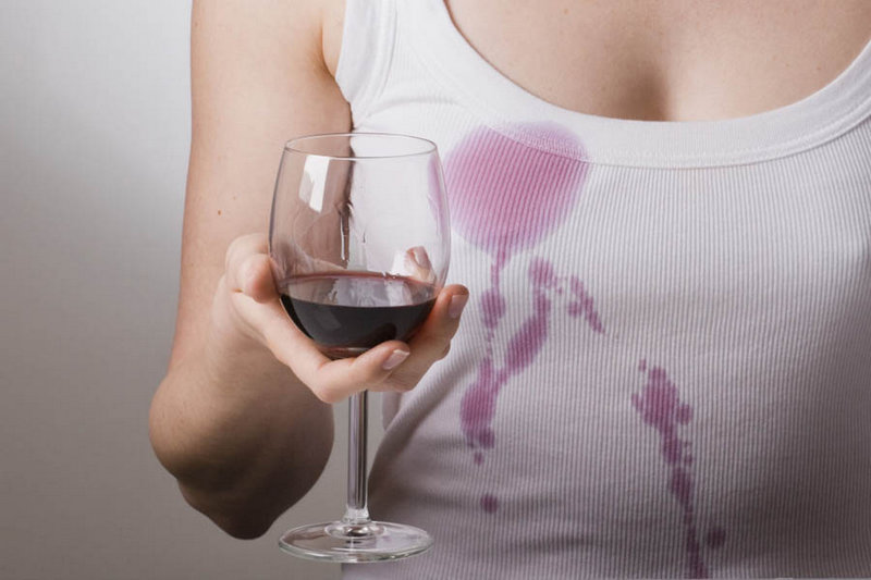Как вывести пятна от красного вина