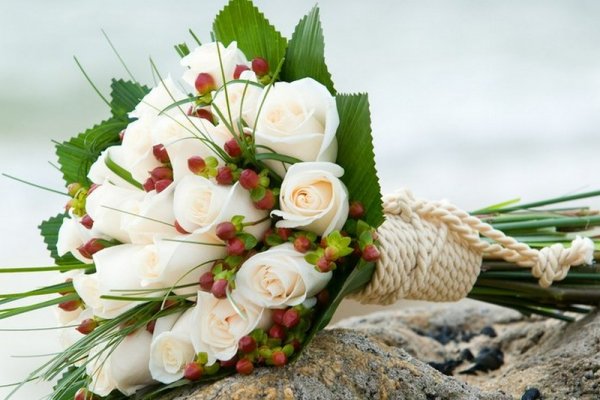 белые розы - лучший подарок для милых дам