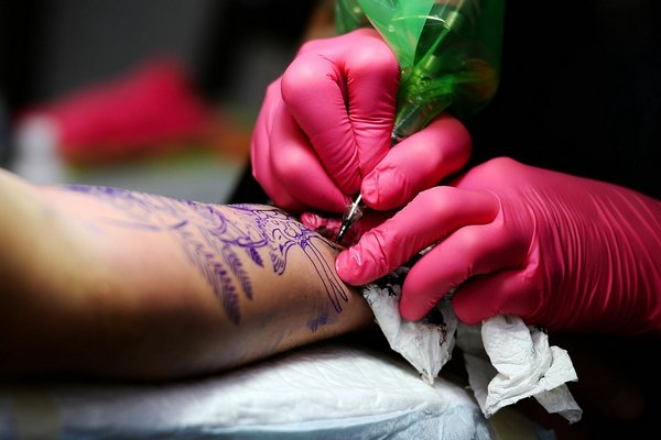 Ученые рассказали, кому опасно делать татуировки