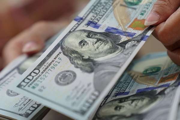 Украинцам запретили покупку наличной валюты: для чего ввели ограничение