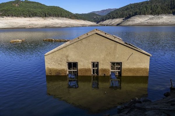 30 лет спустя: в Испании после засухи из воды показалась деревня-призрак