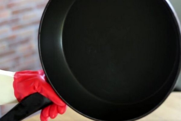 Как отчистить антипригарную сковороду и не повредить ее