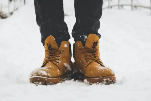 Чем обработать зимние ботинки, чтобы они не промокали: трюки с подручными средствами