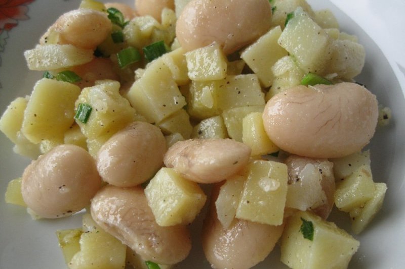 Салат из белой фасоли и картофеля