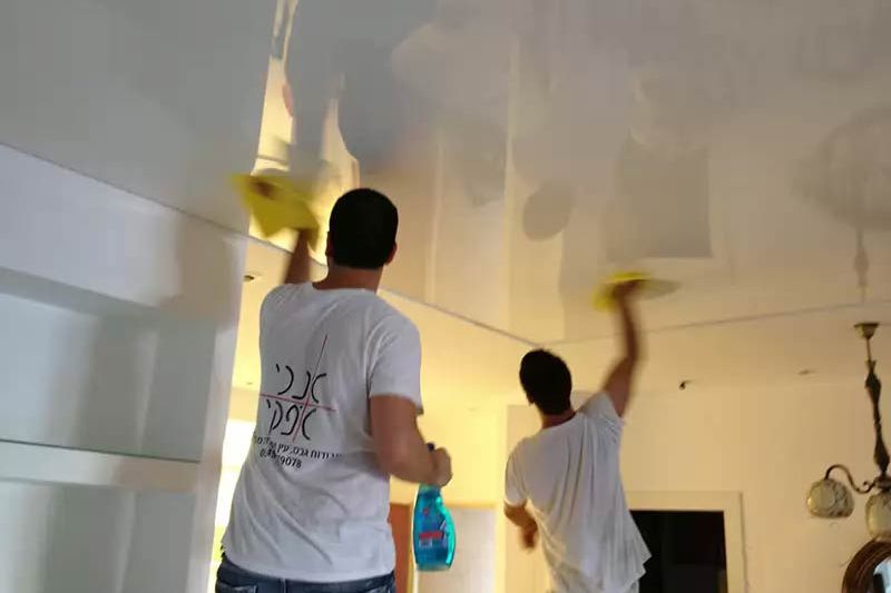 Как мыть натяжные потолки