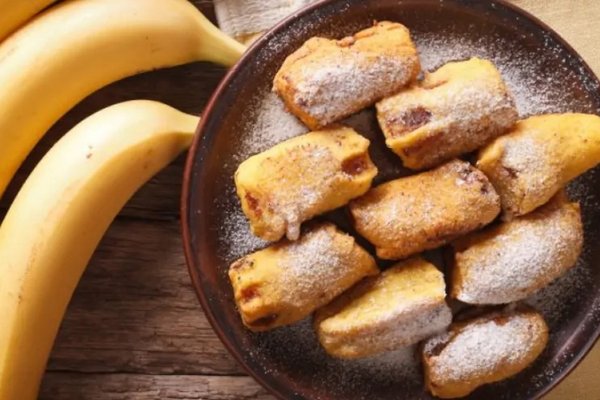 Необычный десерт из нескольких ингредиентов: рецепт банановых хот-догов к чаю