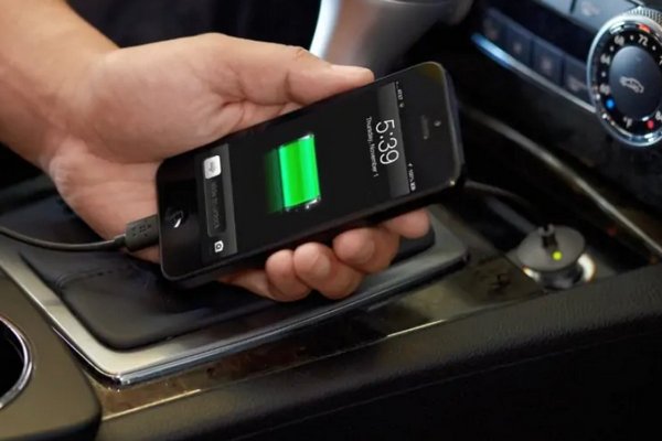 Почему нельзя смартфон заряжать в автомобиле: веские причины этого не делать