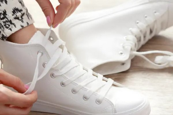 Белые кроссовки всегда будут белыми, если наносить на них копеечную смесь: рецепт