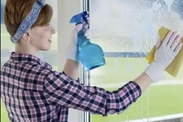 Три совета, как помыть сильно загрязненные окна без разводов