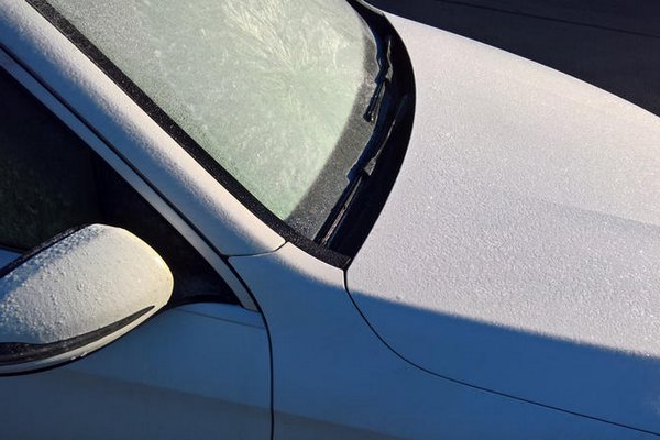 Как быстро и эффективно удалить лед со стекла автомобиля: советы