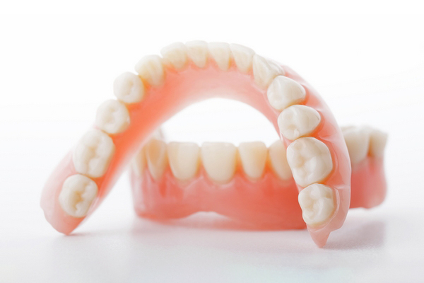 Стоит ли использовать крем для фиксации зубных протезов и как его выбр