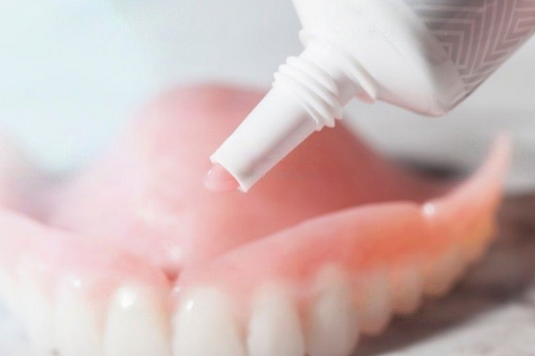 Стоит ли использовать крем для фиксации зубных протезов и как его выбрать