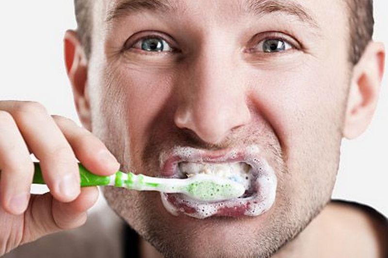 Ситуации, при которых больно чистить зубы