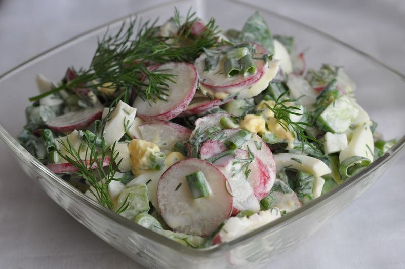 Салат из редиса с огурцом и картошкой