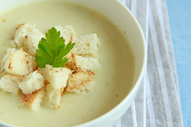 Как приготовить крем-суп из кабачков с чесночными гренками