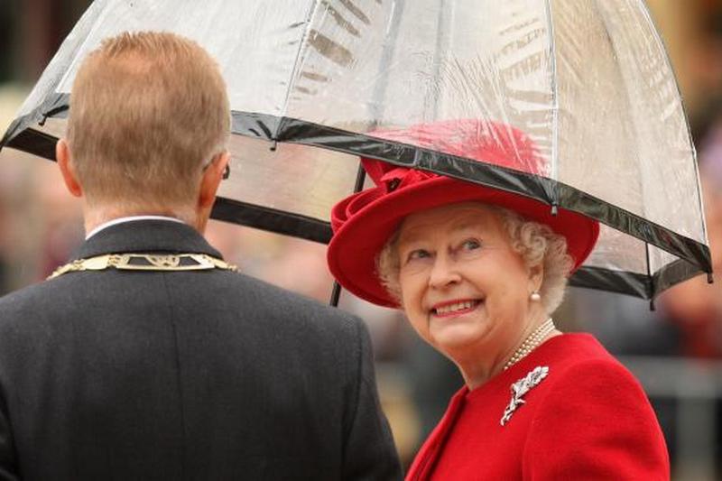 Модный лайфхак от королевы Елизаветы II: как правильно сочетать зонт с нарядом