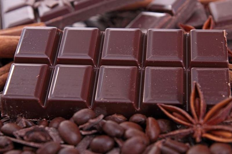 Влияет ли шоколад на усвоение кальция: ответ Комаровского