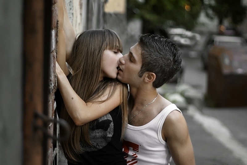 Отсосала другу дома. Настоящий поцелуй. Любовь подростков 12 лет. Любовь в 14 лет. Первый поцелуй.