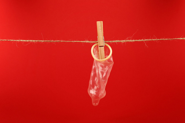 Дефицит на безопасность: вместе с гречкой с полок сгребают презервативы