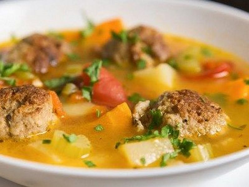 Суп овощной с болгарским перцем и куриными фрикадельками в мультиварке