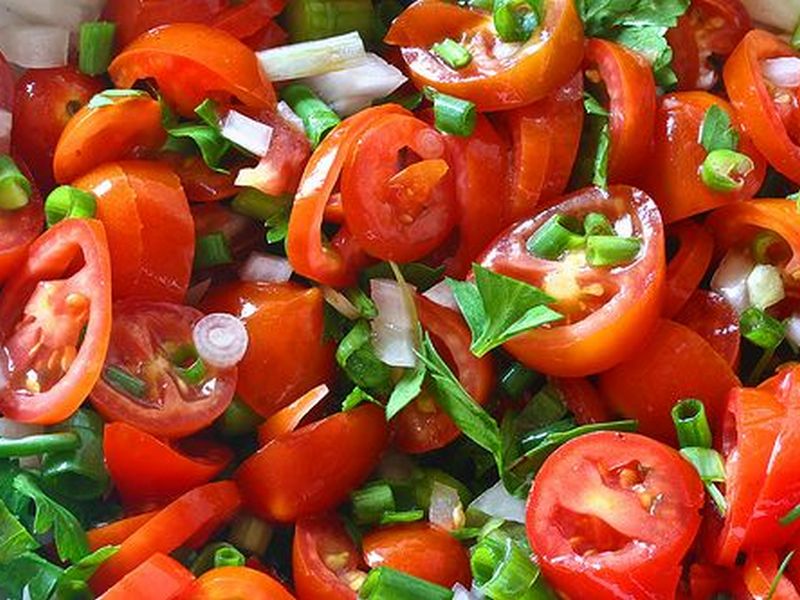 Салат из помидоров, красного лука и кинзы