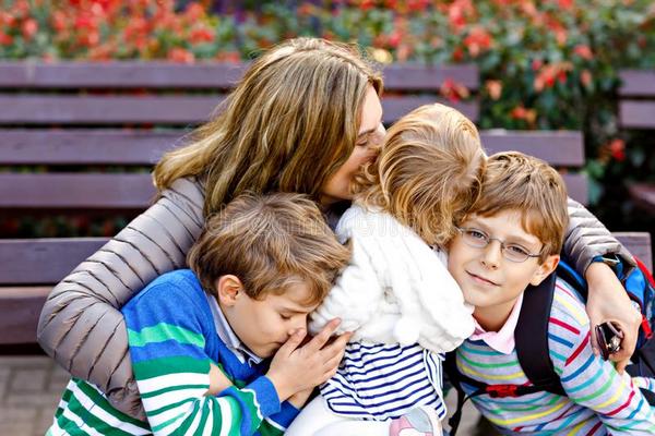 Почему нельзя эмоционально привязать ребенка к «своим» – группе, семье, дружескому кругу