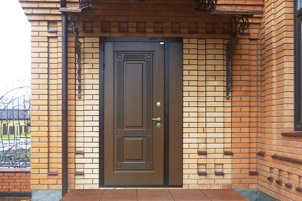 Правильная покраска входной металлической двери для частного дома