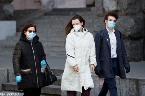 В Париже усиливают карантин из-за коронавируса