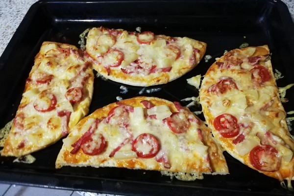 Как разогреть в духовке на квадратном противне сразу 2 пиццы?