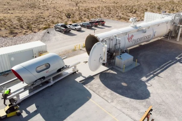 Hyperloop совершил первую поездку с пассажирами (фото)