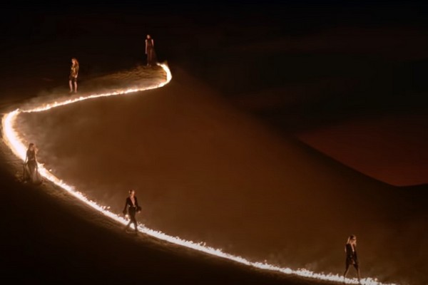 Дом моды Saint Laurent провел показ в пустыне (ВИДЕО)