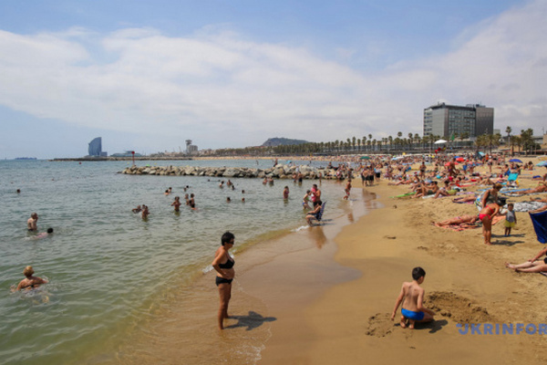 Испания планирует принимать туристов с марта 2021 года