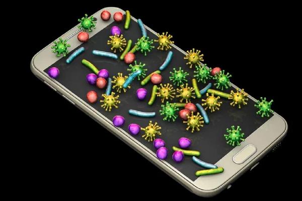 Ученые рассказали, сколько опасных бактерий живут на смартфоне