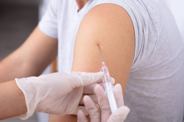 Прививки можно делать не всем: названы главные противопоказания к вакцинации от COVID-19