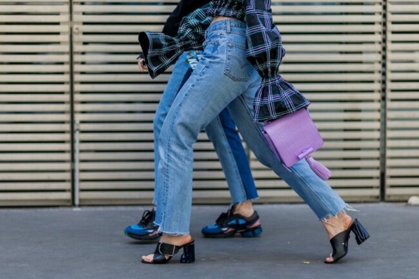 Идеальный деним: самые модные джинсы 2021 года с готовыми образами