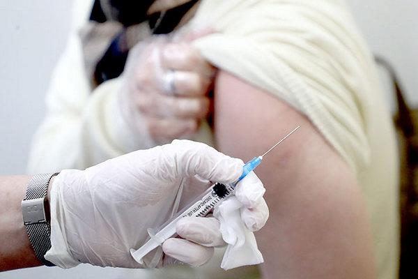 Эпидемиолог объяснила, кому не стоит делать прививку от COVID-19
