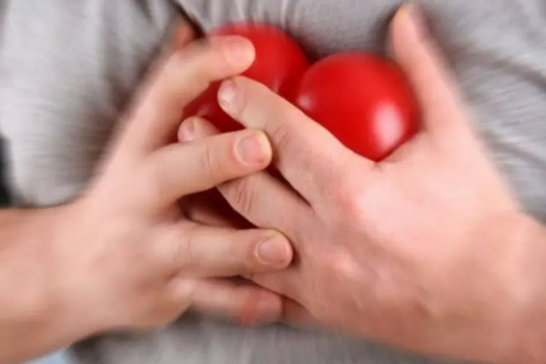 Названы отличия между сердечными приступами у мужчин и женщин