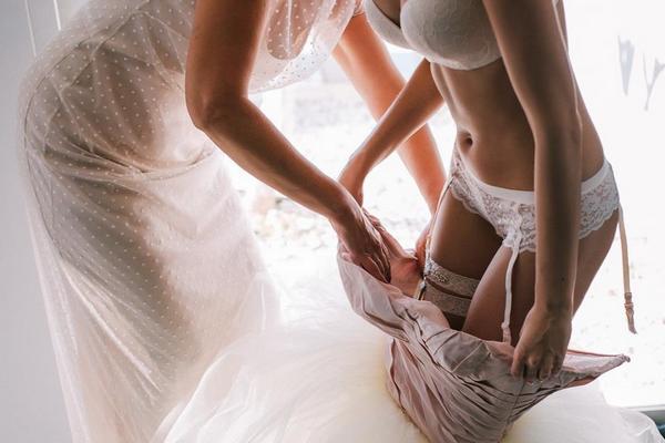 Как подобрать белье под свадебное платье
