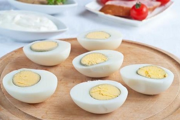 Вареные яйца в соусе, запеченные