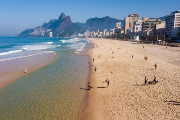 В Рио-де-Жанейро закрывают пляжи на фоне обострения пандемии COVID-19