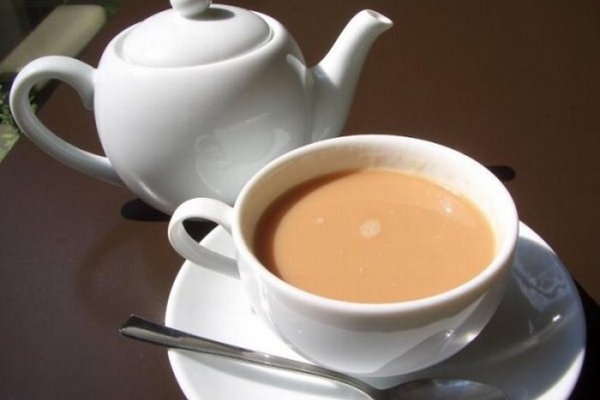 При высоком давлении черный чай показан только без молока