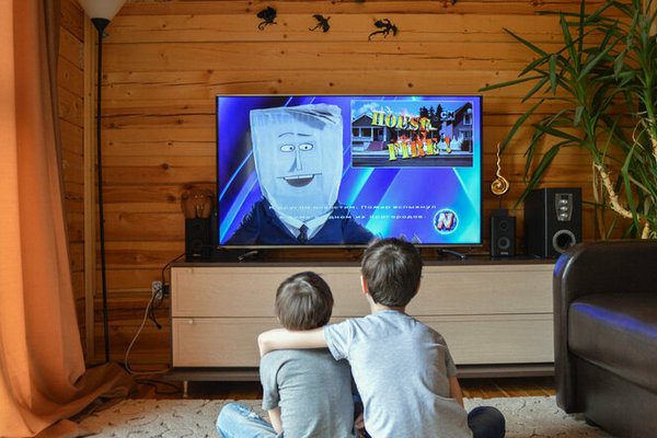 Как защитить ребенка от падения телевизора
