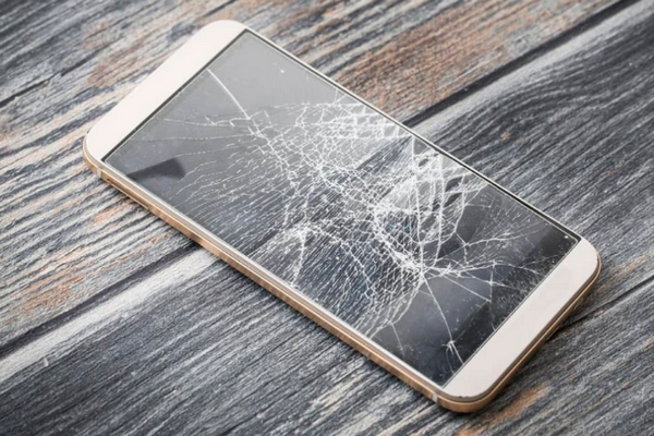 6 важных причин, почему следует наклеить на смартфон защитное стекло