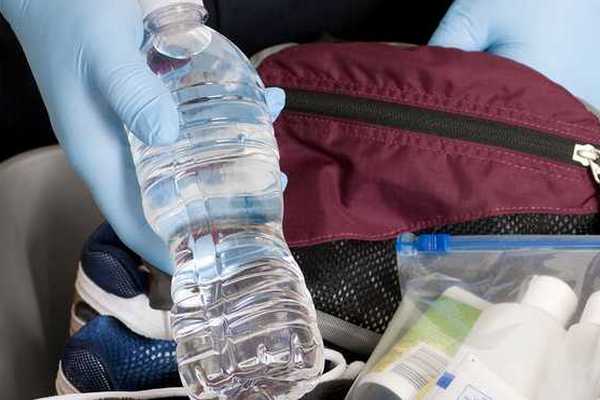 Не жалуйтесь на таможенников: почему нельзя проносить свою воду на борт самолета