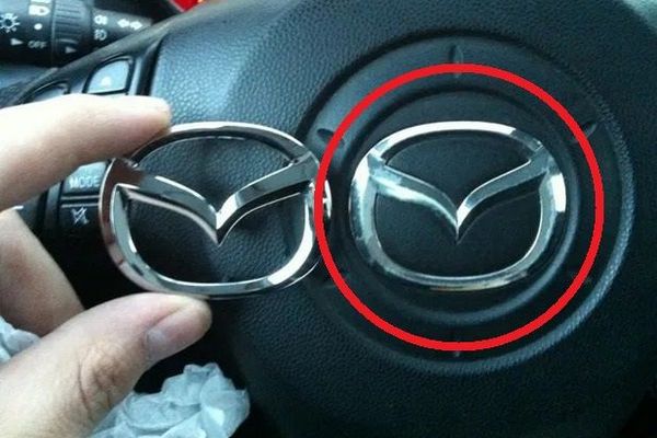Сотни тысяч автомобилей Mazda отзывают из-за проблемы с логотипом