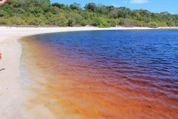Вода цвета Coca-Cola: в Бразилии приобретает популярность необычное озеро