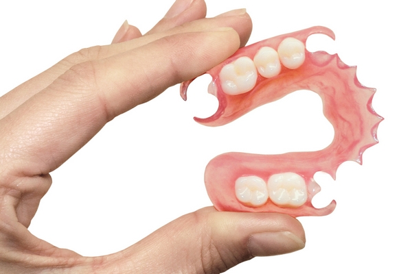 Протезирование зубов: виды, особенности и материалы протезов
