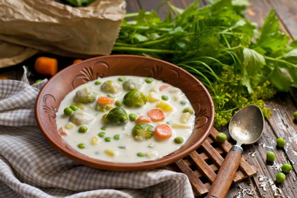 Молочный суп с овощами и гренками