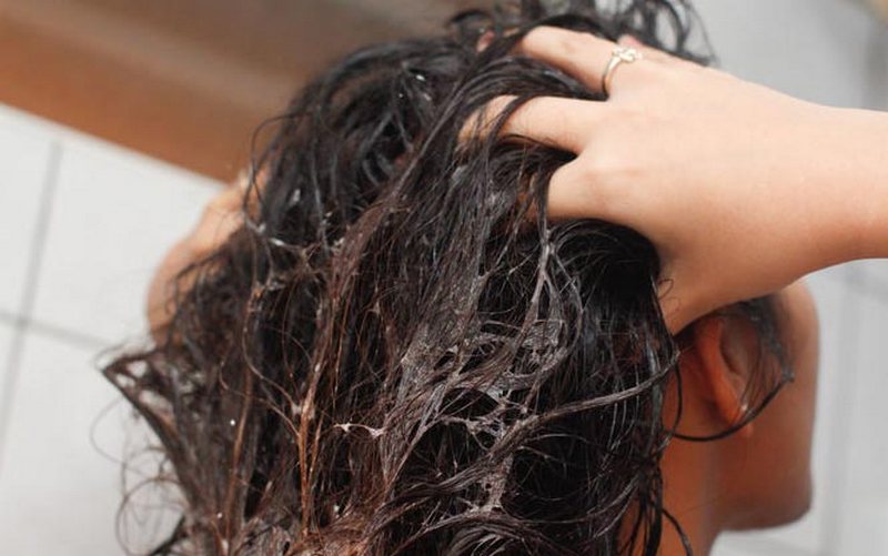 Почему когда волосы мокрые они сильно выпадают