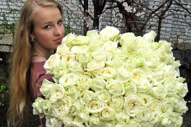 Свежие и красивые белые розы - лучший подарок для милых дам